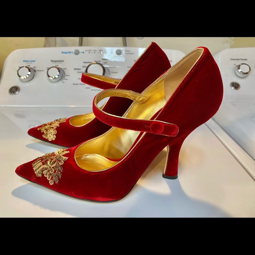 Dolce & Gabbana runway baroque red velvet pumps